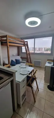 a room with a desk and a bunk bed at Studio rénové à 70m de la plage in Port-la-Nouvelle
