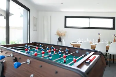 a pool table in a living room at Villa à Castres, Maison 10 personnes avec piscine privée, jardin et 5 chambres in Castres