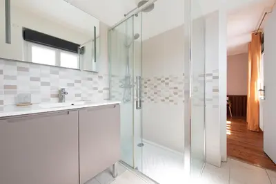a bathroom with a shower and a sink at Villa à Castres, Maison 10 personnes avec piscine privée, jardin et 5 chambres in Castres