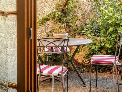 two chairs and a table and a table and chairs at Relais de Laval in Caudiès-de-Fenouillèdes
