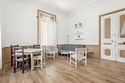 a dining room with a table and chairs at Le Parc de la Révolution - Proche Gare in Narbonne