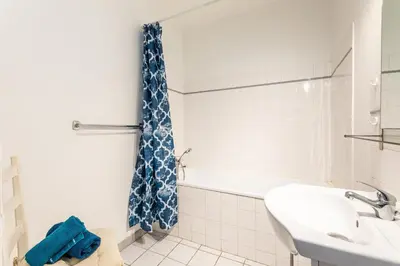 a bathroom with a sink and a bath tub at Le Parc de la Révolution - Proche Gare in Narbonne