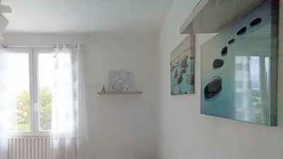 a room with a window and a painting on the wall at Le Mauzac chambre Zen in Limoux