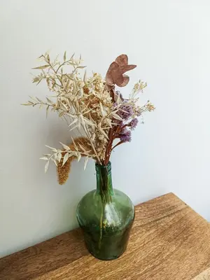 a green vase with flowers in it on a table at Maison 4 pers, calme et confort in Opoul-Périllos