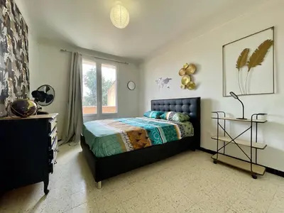 a bedroom with a bed and a window at Le Strasbourg - 3 chambres - parking et terrasse in Carcassonne