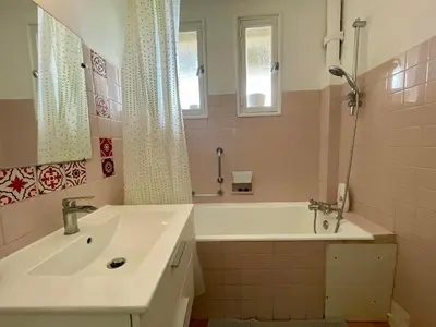 a bathroom with a sink and a tub and a shower at Le Strasbourg - 3 chambres - parking et terrasse in Carcassonne