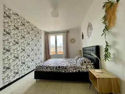 a bedroom with a bed and a window at Le Strasbourg - 3 chambres - parking et terrasse in Carcassonne