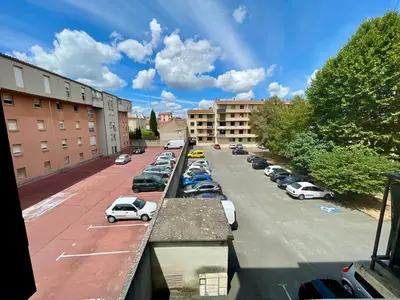 arial view of a parking lot with cars parked at Le Strasbourg - 3 chambres - parking et terrasse in Carcassonne