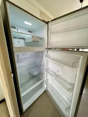 an empty refrigerator with its door open in a kitchen at Le Strasbourg - 3 chambres - parking et terrasse in Carcassonne