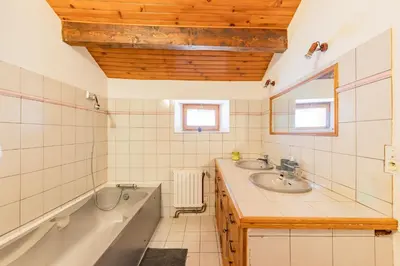 a bathroom with two sinks and a bath tub at La Pause Verte - 30min de Castre in Montredon-Labessonnié