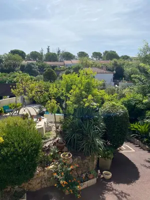 a garden with flowers and plants in a yard at Villa Bel Air in Puisserguier