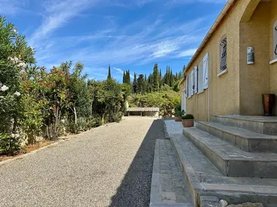 a building with stairs next to a road at Villa FURGY - Climatisation et parking in Carcassonne