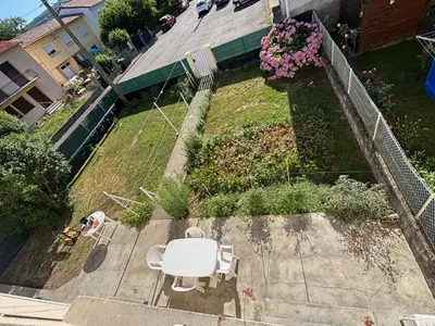 an aerial view of a backyard with a table and flowers at Aux Tournesols in Lavelanet