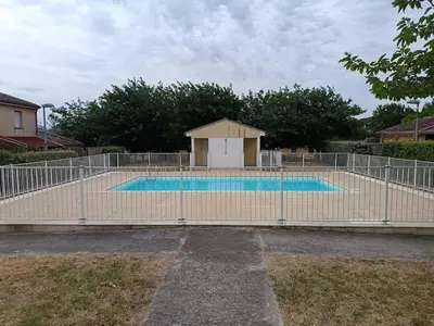 a metal fence around a swimming pool at Le Parc! T3 climatisé, Parking, Piscine in Carcassonne