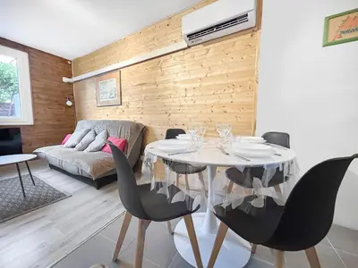 a dining room with a table and chairs at Terrasse, parking & confort au cœur de Carcassonne in Carcassonne