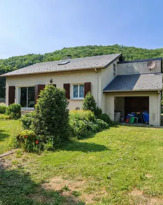 a house with a grass yard in front of it at L'Eau Vive Villa 6 pers parc 3000m2 à 50 m de la rivière in Fraisse-sur-Agout