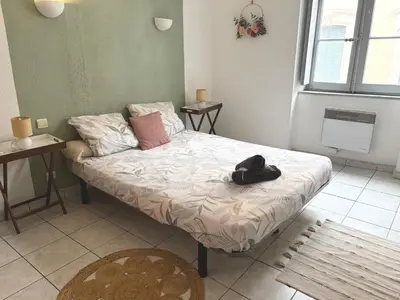 a bedroom with a bed with a hat on it at Appartement 2 Chambres in Carcassonne