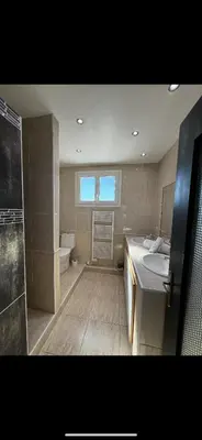 a bathroom with two sinks and a toilet and a tub at La villa des lauriers in Cuxac-dʼAude