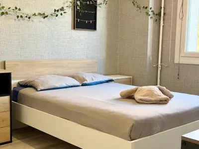a bed with two towels on it in a bedroom at L'Horizon de la Cité in Carcassonne