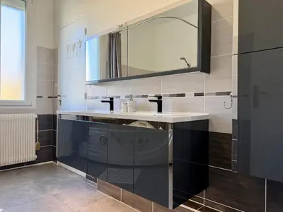 a bathroom with a sink and a mirror at L'Horizon de la Cité in Carcassonne