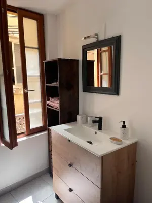a bathroom with a sink and a mirror at Hyper centre de Narbonne in Narbonne