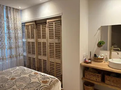 a bathroom with a bed and a sink at Charmante maison rénovée au cœur du village de Gruissan in Gruissan