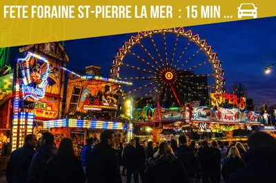 a crowd of people standing in front of a ferris wheel at Charmante maison rénovée au cœur du village de Gruissan in Gruissan