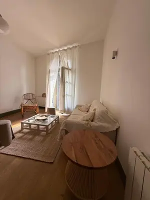 a bedroom with a bed and a coffee table at appartement lumineux cosy 4 couchages coeur de narbonne in Narbonne