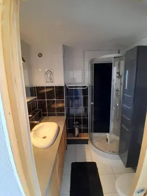 a bathroom with a sink and a toilet and a shower at Petit appartement entre mer et montagne in Port-la-Nouvelle