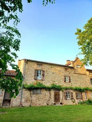 an old brick building with ivy on it at Studio Garrevaques Calme et Charme à la Campagne - Lauren in Garrevaques