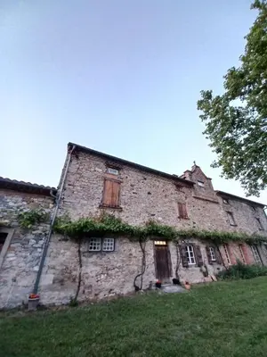 an old stone building with ivy growing on it at Studio Garrevaques Calme et Charme à la Campagne - Lauren in Garrevaques