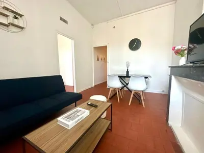 a living room with a couch and a table at Appartement de type 3 de 65 m2 Narbonne centre in Narbonne