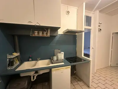 a small kitchen with a sink and a stove at Appartement de type 3 de 65 m2 Narbonne centre in Narbonne