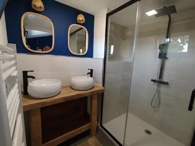a bathroom with two sinks and a shower at Les Tournesols gîte en pleine nature in Hounoux