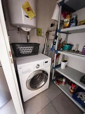 a washer and dryer in a small kitchen at Le Gîte de JC in Homps