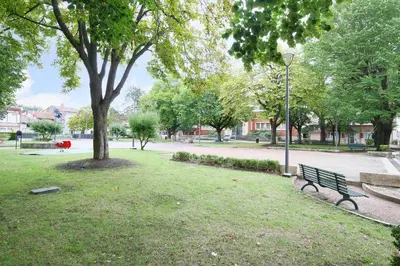 a park with a bench and a tree at Confort & espace avec climatisation - T4 central in Villefranche-de-Lauragais