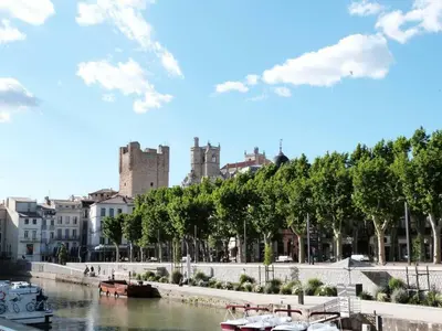 a view of a river with a castle in the background at appartement hyper centre in Narbonne