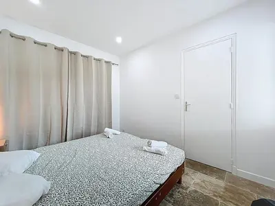 a bedroom with a bed with towels on it at Lakanaille - Appartement proche du centre - Wifi et Climatisation in Narbonne