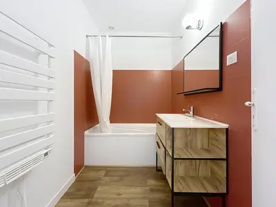 a bathroom with a sink and a bath tub at Le Patio - Grande Terrasse - Wifi et Climatisation in Narbonne