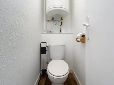 a small bathroom with a toilet in a room at Le Patio - Grande Terrasse - Wifi et Climatisation in Narbonne