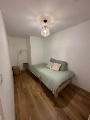 a bed in a room with a ceiling at Petite maison cosy rénovée, entre mer et vignobles in Ouveillan