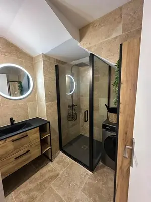 a bathroom with a shower and a sink at Petite maison cosy rénovée, entre mer et vignobles in Ouveillan
