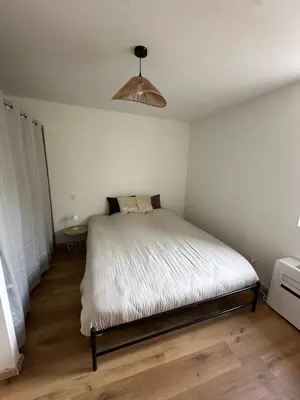 a bedroom with a bed and a ceiling fan at Petite maison cosy rénovée, entre mer et vignobles in Ouveillan