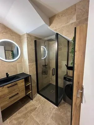a bathroom with a shower and a sink at Petite maison cosy rénovée, entre mer et vignobles in Ouveillan
