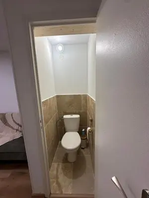 a bathroom with a toilet in a small room at Petite maison cosy rénovée, entre mer et vignobles in Ouveillan