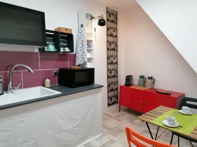 a kitchen with a sink and a table at Proche Carcassone chambre avec salle de bain et WC privée Piscine salon et kitchenette partagés avec voyageurs in Cépie