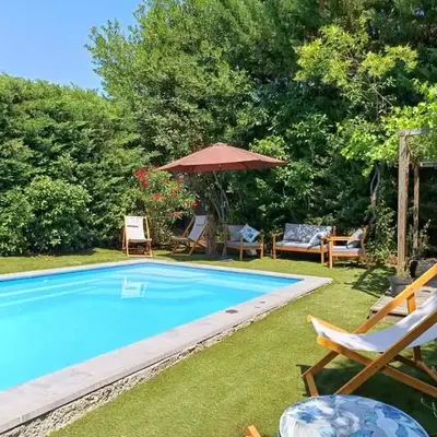 Proche Carcassone chambre avec salle de bain et WC privée Piscine salon et kitchenette partagés avec voyageurs