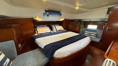 a large bed in the middle of a boat at Voilier à quai in Gruissan