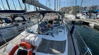a boat docked in a marina with other boats at Voilier à quai in Gruissan