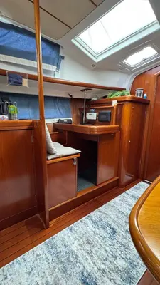 a cabin on a boat with a desk and a window at Voilier à quai in Gruissan